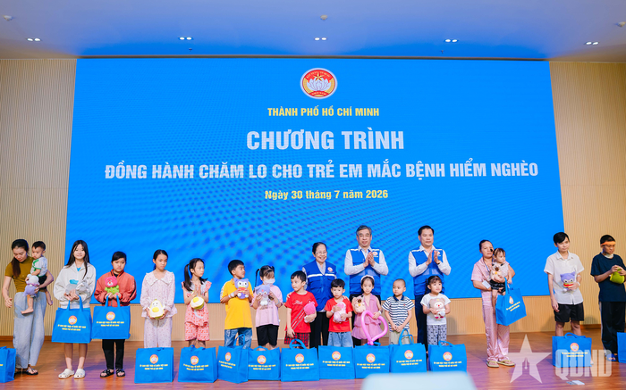  Ban tổ chức trao quà hỗ trợ đến các trẻ em.