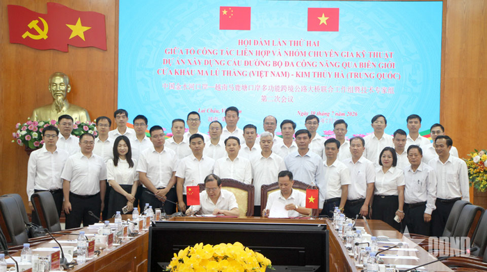 Đoàn công tác của hai địa phương ký kết biên bản hội đàm lần thứ 2. 