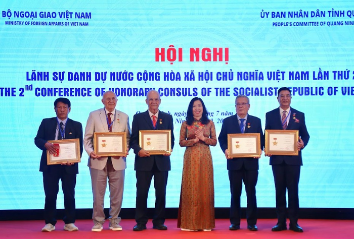 Thứ trưởng Bộ Ngoại giao Lê Thị Thu Hằng trao Kỷ niệm chương "Vì sự nghiệp Ngoại giao Việt Nam" tặng các Lãnh sự danh dự. Ảnh: Báo Thế giới và Việt Nam