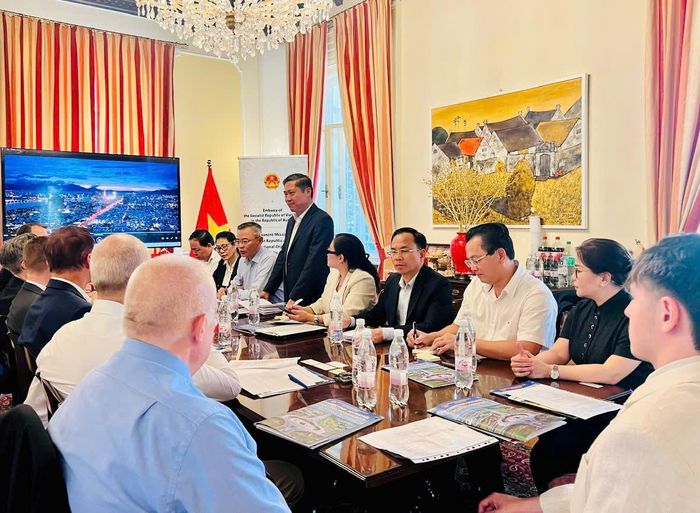 Lãnh đạo thành phố Tọa đàm với các doanh nghiệp tại Áo.