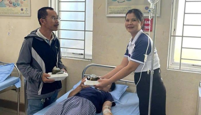 Chị Hiếu chăm sóc bệnh nhân.
