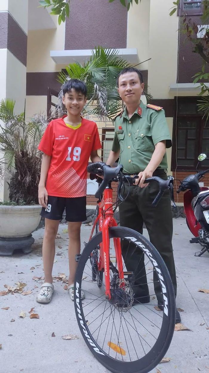 Công an phường An Khê trao trả xe đạp cho thiếu niên.