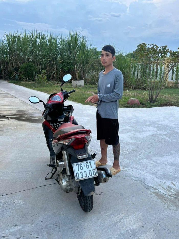 Đối tượng Võ Tấn Công và chiếc mô-tô tang vật vụ trộm.