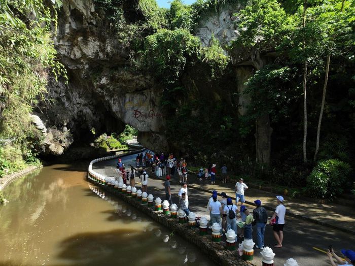 Đông đảo du khách đến với Cổng trời Đông Giang.