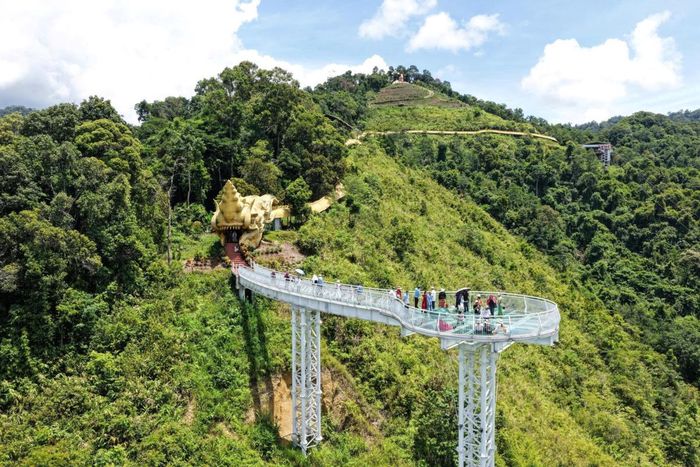 Chính sách miễn phí vé cáp treo và cầu kính Ngọc Rồng thu hút đông đảo du khách.