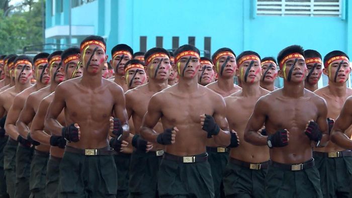 Không khí tập trung cao độ, từng đội hình, từng động tác, từng vị trí di chuyển đều được thực hiện nghiêm túc, chính xác.