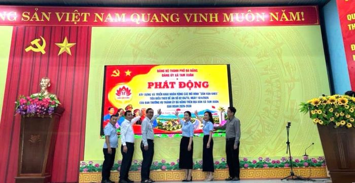 Các đại biểu với nghi thức phát động xây dựng và nhân rộng mô hình “Dân vận khéo” tiêu biểu.