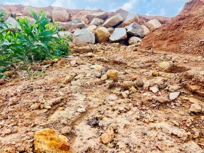 Doanh nghiệp không thực hiện rào chắn, xây dựng tường bê - tông trong quá trình thi công.