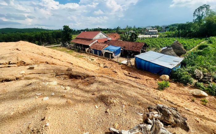 Nguy cơ mất an toàn đang hiện hữu đối với một số hộ dân sống cạnh dự án.