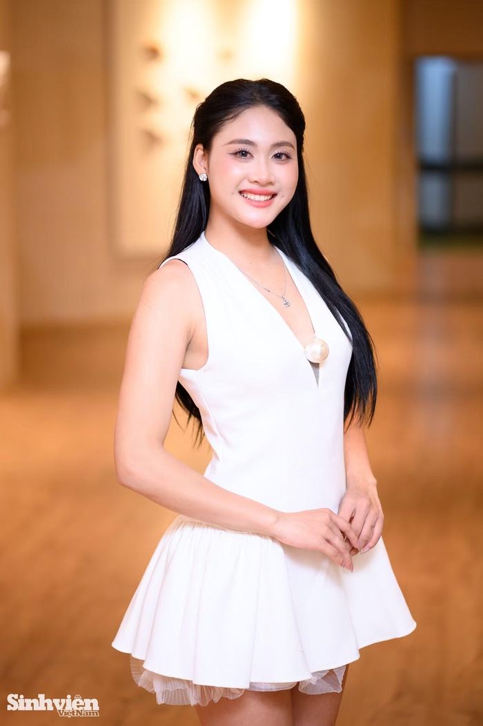 Nguyễn Thị Hạnh, sinh viên năm thứ hai chuyên ngành Quản lý thể dục thể thao, trường ĐH Khoa học (ĐH Thái Nguyên) xúc động khi nghe tên mình vang lên giữa hàng trăm người đẹp. "Cảm xúc đầu tiên của mình là niềm vui và sự biết ơn. Biết ơn những người đã đồng hành và biết ơn chính bản thân vì đã đủ mạnh mẽ để bước qua thử thách", nữ sinh chia sẻ. Khi đứng trước nhiều ứng viên tài năng, Hạnh nhận ra bản lĩnh không phải là cố trở thành một ai khác, mà là tự tin thể hiện phiên bản tốt nhất của chính mình. Cô đặt mục tiêu tiến vào vòng trong với tinh thần cầu tiến, khao khát lan tỏa những giá trị tốt đẹp đến cộng đồng và dành sự trân trọng cho từng khoảnh khắc tại cuộc thi.