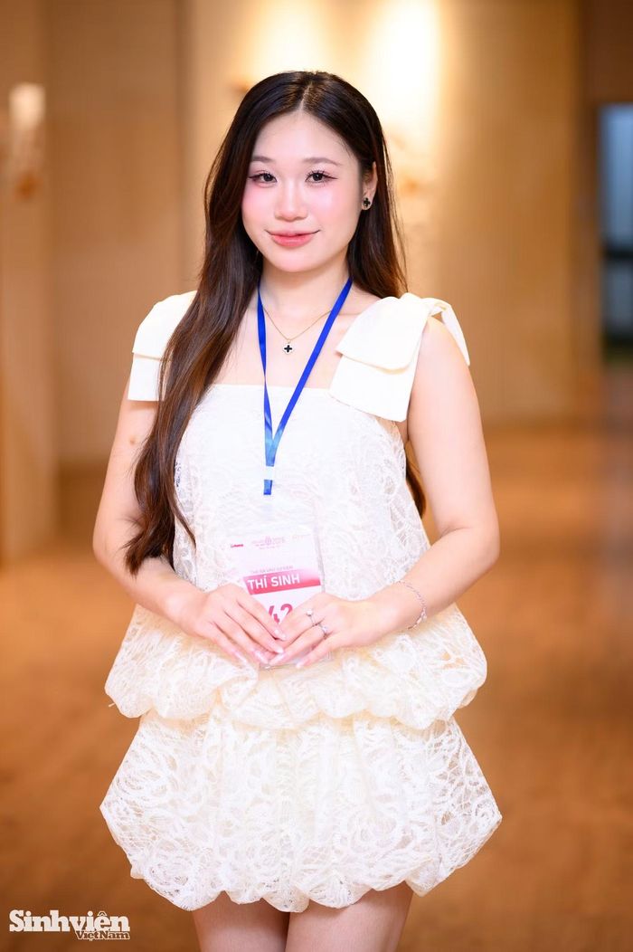 Gương mặt thứ ba là Thẩm Khánh Ly - sinh viên năm thứ nhất, trường ĐH Khoa học (ĐH Thái Nguyên). Khánh Ly chia sẻ: "Khi nghe công bố kết quả, cảm xúc của mình từ lo lắng, hồi hộp rồi như vỡ òa khi thấy tên mình cùng các bạn cùng trường được xướng lên, cảm thấy tự hào khi nỗ lực của bản thân được đền đáp". Như nhiều thí sinh, nữ sinh xem vòng phỏng vấn kín là nơi rèn giũa bản lĩnh khắc nghiệt nhất. "Mình đã bước ra khỏi vùng an toàn của chính bản thân để tự tin trả lời các câu hỏi từ ban giám khảo", Ly chia sẻ. Chuẩn bị cho hành trình mới, nữ sinh tự nhủ sẽ giữ tinh thần thoải mái, quyết tâm học hỏi và hoàn thiện mình.