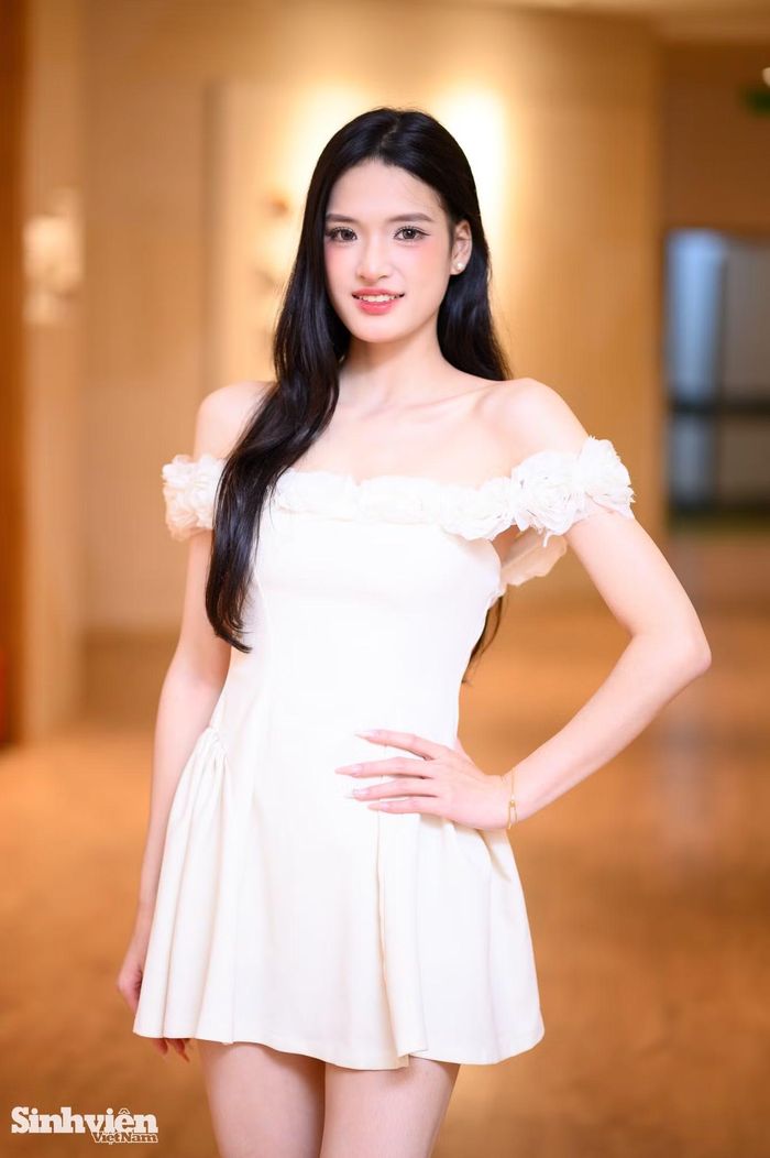Cùng chung niềm hạnh phúc vỡ òa là Tạ Thị Hoa - sinh viên năm thứ tư ngành Du lịch, trường ĐH Khoa học (ĐH Thái Nguyên). Nữ sinh quê Thái Nguyên cho biết, việc được bước tiếp vào Chung khảo 'Hoa hậu Việt Nam 2026' là niềm vui lớn, động lực để không ngừng cố gắng. Đánh giá về chặng đường vừa qua, Hoa thừa nhận thử thách lớn nhất tại vòng Sơ khảo là vượt qua áp lực khi đối diện Ban giám khảo cuộc thi lớn. Mang theo tâm thế cầu thị, Hoa sẵn sàng trau dồi kỹ năng và rèn luyện sức khỏe để bứt phá ở chặng đua sắp tới.