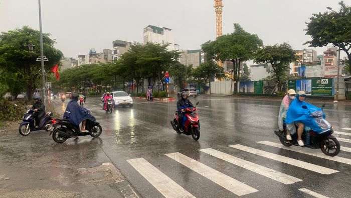  Cơn mưa tại Hà Nội, sáng 29-7. Ảnh: PHÚC HẬU 
