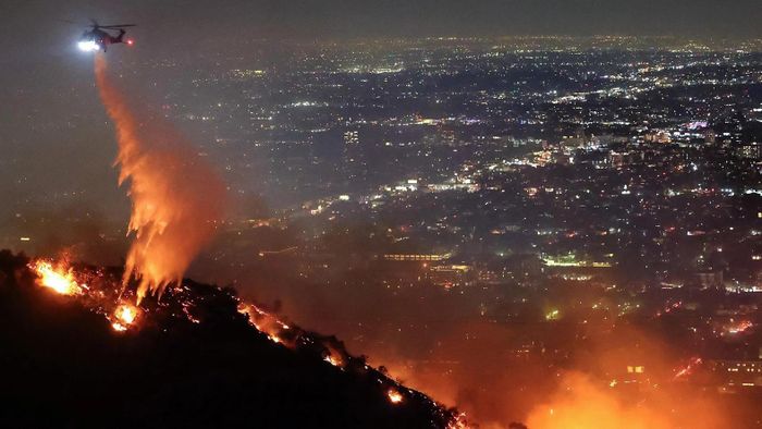 Trực thăng chữa cháy phun nước xuống đám cháy ở Hollywood Hills, Los Angeles, California năm 2025. ẢNH: Getty Images