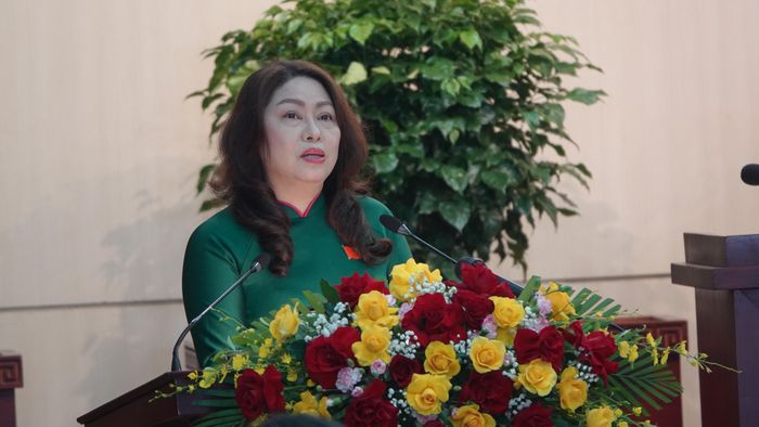 Bà Nguyễn Thị Thu Lan, Phó Chủ tịch Thường trực Ủy ban MTTQ Việt Nam TP Đà Nẵng phát biểu tại kỳ họp. Ảnh: XUÂN QUỲNH