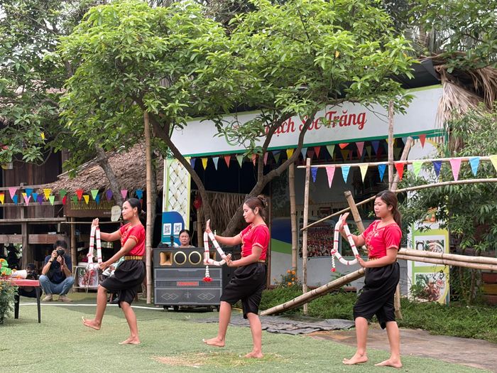 Chủ đề tháng 8 là “Về miền Tây qua nét văn hóa của đồng bào Khmer”. Ảnh: THU LÊ