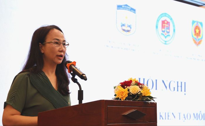 Bà Lê Thị Hoàng Thanh, Phó Cục trưởng Cục Pháp luật dân sự - kinh tế, Bộ Tư pháp phát biểu tại hội nghị. Ảnh: THANH HIỀN