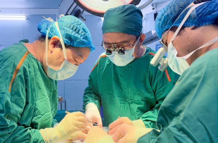  Ê-kíp ghép thận của Bệnh viện Nhi đồng 2 TPHCM. 