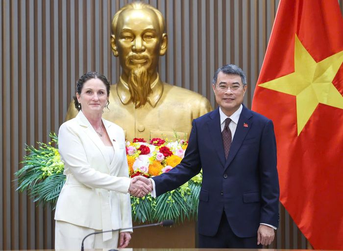 Thủ tướng Lê Minh Hưng tiếp Đại sứ New Zealand tại Việt Nam Caroline Beresford, sáng 30-7. Ảnh: VIẾT CHUNG