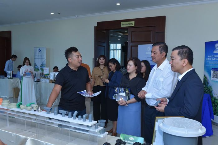  Các doanh nghiệp vừa và nhỏ tham gia trưng bày, giới thiệu sản phẩm trong khuôn khổ hội nghị. Ảnh: QUANG VŨ 