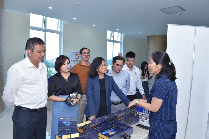  Các gian hàng trưng bày, giới thiệu sản phẩm của doanh nghiệp trong khuôn khổ hội nghị. Ảnh: QUANG VŨ 
