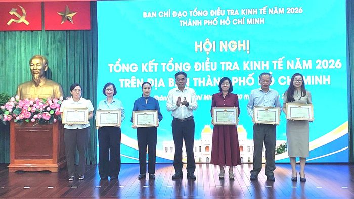  Các tập thể, cá nhân nhận khen thưởng tại hội nghị. Ảnh: M.HOA 