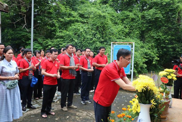 Đoàn dâng hương tại Di tích Chuồng Bò
