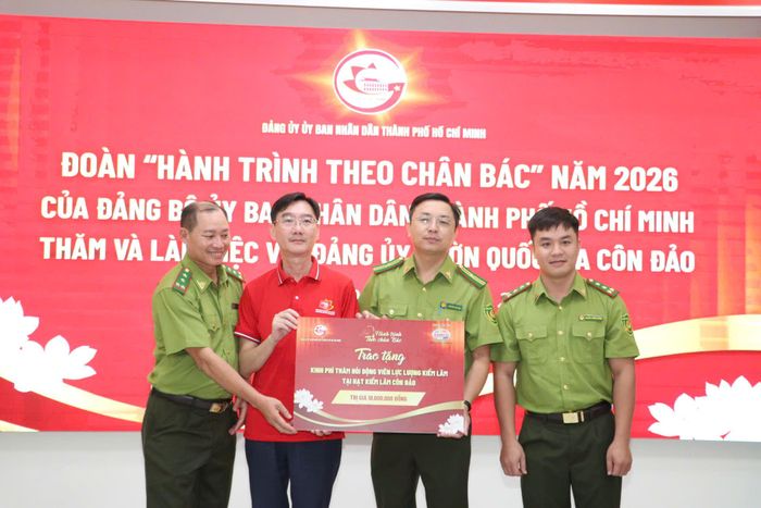Phó Bí thư Đảng ủy UBND TPHCM Nguyễn Trường Giang trao quà đến lực lượng kiểm lâm