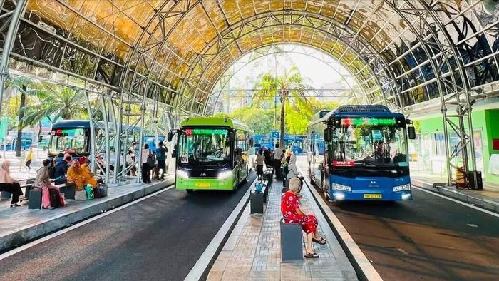 Hành khách đi xe buýt tại bến xe buýt trung tâm Sài Gòn. Ảnh: QUỐC HÙNG