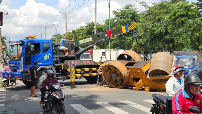 Xe cứu hộ được huy động di dời phương tiện gặp sự cố. Ảnh: HỮU TÂM