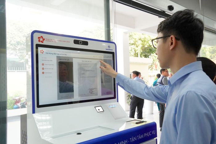 Người dân TPHCM thao tác trên kiosk. Ảnh: PHƯƠNG UYÊN