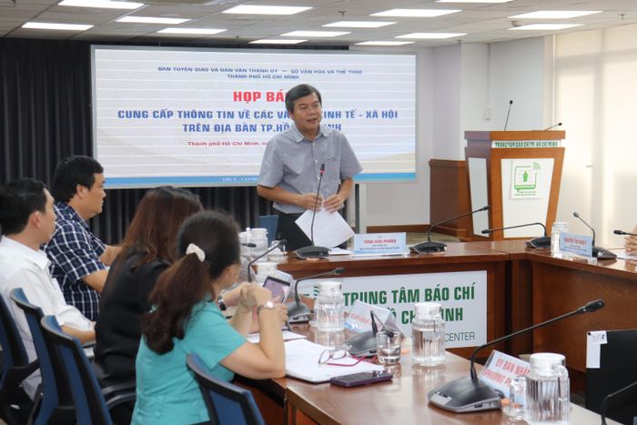 Phó Trưởng Ban Tuyên giáo và Dân vận Thành ủy TPHCM Tăng Hữu Phong chủ trì họp báo