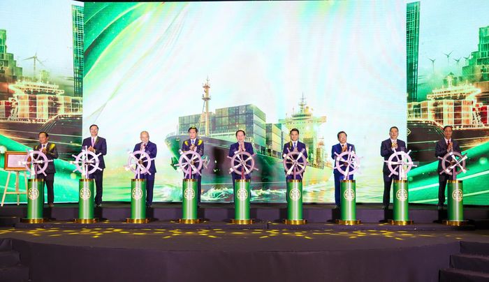  Phó Thủ tướng Lê Tiến Châu cùng các đại biểu thực hiện nghi thức công bố tại buổi lễ. Ảnh: PHÚ LƯƠNG 