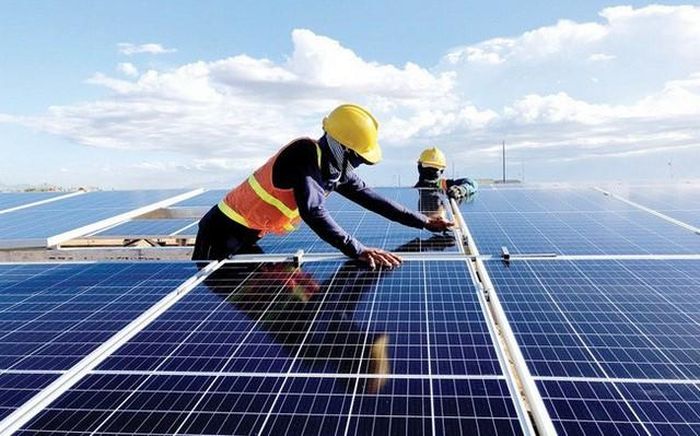 Lắp đặt điện năng lượng mặt trời. Ảnh: QUỐC HÙNG