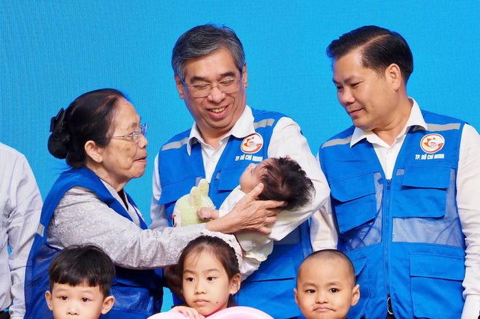 Đồng chí Nguyễn Phước Lộc và GS-BS Nguyễn Thị Ngọc Phượng tặng quà cho các bệnh nhi. Ảnh: HOÀNG HÙNG.