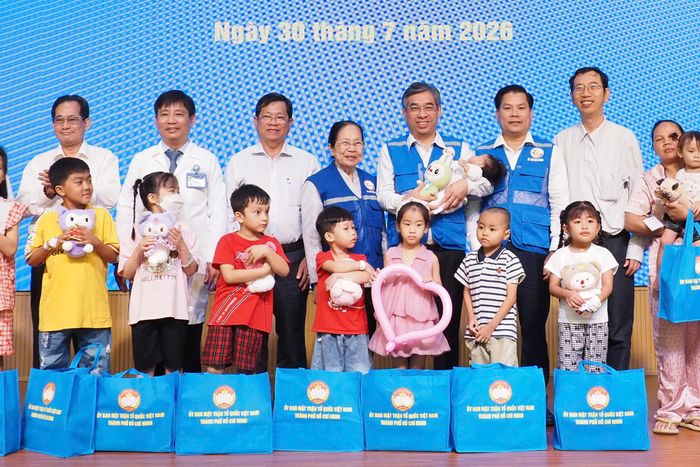 Đồng chí Nguyễn Phước Lộc tặng quà bệnh nhi tại Bệnh viện Nhi Đồng 1 TPHCM. Ảnh: HOÀNG HÙNG