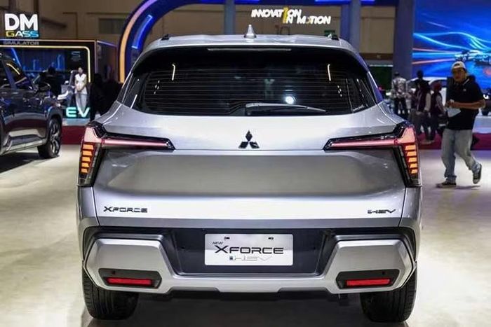 Phiên bản hybrid được trang bị hàng loạt công nghệ hỗ trợ lái hiện đại như: 6 túi khí ; Ga tự động thích ứng (ACC); Phanh khẩn cấp tự động (AEB); Cảnh báo điểm mù; Cảnh báo phương tiện cắt ngang phía sau; Cảnh báo xe phía trước khởi hành; Đèn pha tự động; Cân bằng điện tử; Hỗ trợ khởi hành ngang dốc; 4 cảm biến lùi...