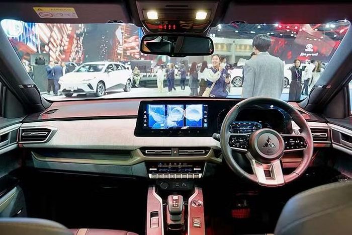 Nguồn động lực chính trên Mitsubishi Xforce HEV 2026 đến từ mô-tơ điện đặt phía trước với công suất 116 PS và mô-men xoắn cực đại 255 Nm, mang lại khả năng tăng tốc mượt mà và phản hồi nhanh.