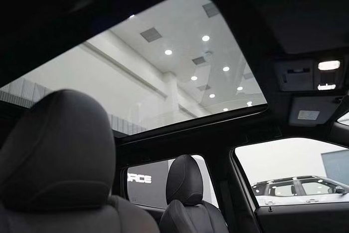 Riêng Xforce HEV sở hữu tới 7 chế độ lái, bao gồm Normal, Wet, Gravel, Mud, Tarmac, EV Priority và Charge. Trong đó, ba chế độ cuối chỉ có trên bản hybrid, cho phép người lái ưu tiên vận hành thuần điện hoặc chủ động sạc pin khi cần.