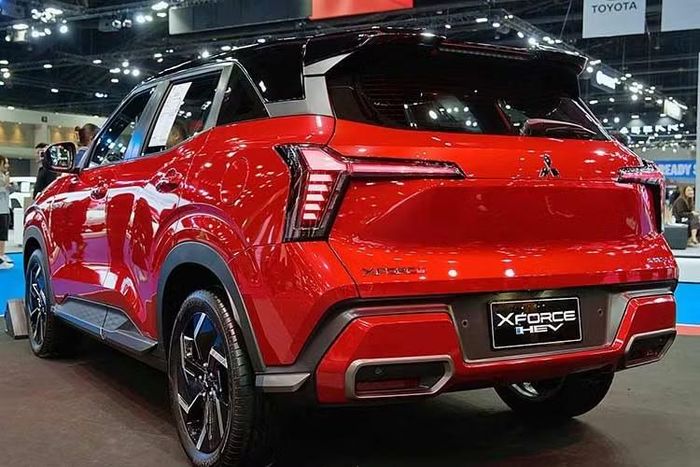 Đáng chú ý, Mitsubishi đang áp dụng chiến lược sản phẩm khác nhau tại từng quốc gia Đông Nam Á. Trong khi khách hàng Indonesia có thể lựa chọn giữa phiên bản động cơ xăng và hybrid, thị trường Thái Lan hiện chỉ phân phối Xforce HEV. Điểm nhấn lớn nhất của Xforce HEV nằm ở hệ truyền động e:Motion hoàn toàn mới.