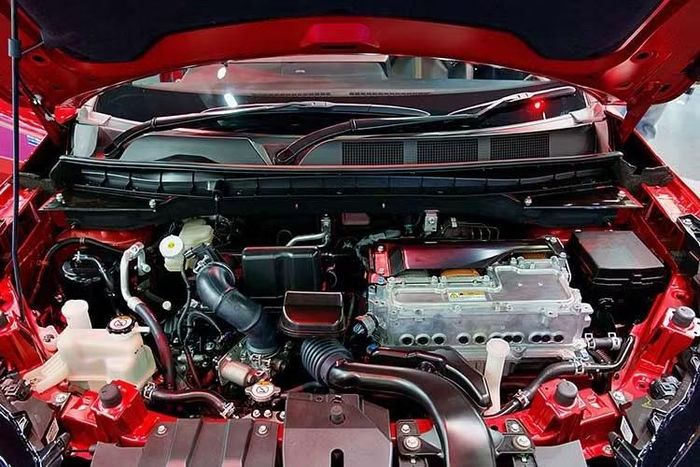 Xe sử dụng động cơ xăng 1.6L MIVEC hút khí tự nhiên, vận hành theo chu trình Atkinson, sản sinh công suất 107 PS và mô-men xoắn 134 Nm. Tuy nhiên, động cơ này chủ yếu đóng vai trò phát điện để sạc cho bộ pin lithium-ion, thay vì trực tiếp truyền động đến bánh xe trong hầu hết điều kiện vận hành.