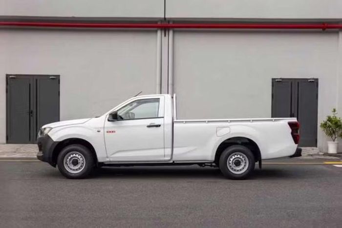 D-Max D-Cargo 1000 mới ra mắt Việt Nam được trang bị thùng hàng tiêu chuẩn có kích thước dài 2.330 mm, rộng 1.590 mm và cao 465 mm. Với tải trọng đăng ký 1.095 kg, mẫu xe đáp ứng nhu cầu vận chuyển nhiều loại hàng hóa có khối lượng khoảng một tấn.