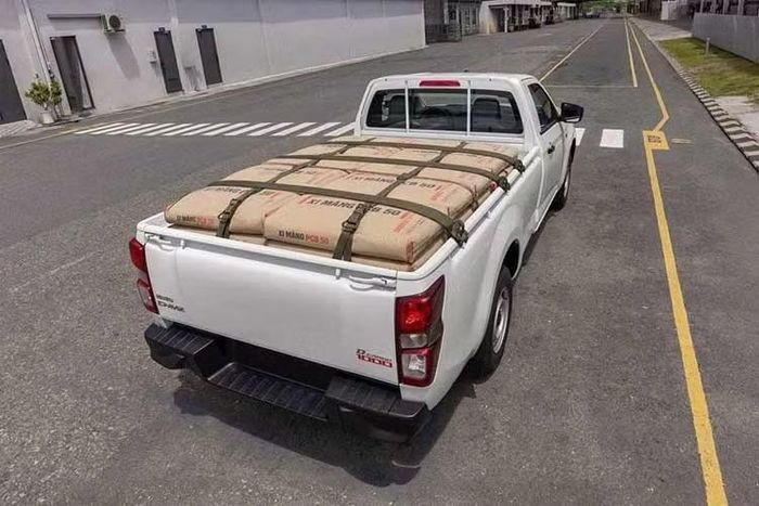 Xe được trang bị động cơ diesel dung tích 1.9L, sản sinh công suất tối đa 150 PS. Theo Isuzu, hệ truyền động này được phát triển theo tiêu chí vận hành bền bỉ, tiết kiệm nhiên liệu và phù hợp với nhu cầu khai thác liên tục.