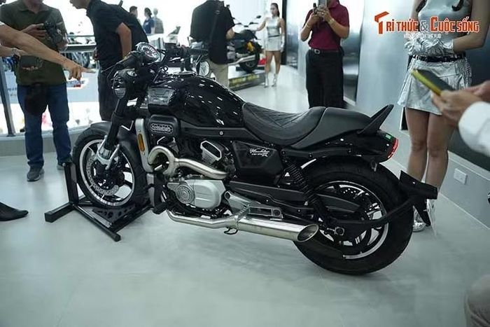 Hyosung GV350X được trang bị khối động cơ V-Twin dung tích 339 cc, làm mát bằng chất lỏng, 4 thì và sử dụng hệ thống phun nhiên liệu điện tử. Động cơ cung cấp công suất tối đa khoảng 31,5 mã lực tại 8.500 vòng/phút, mô-men xoắn cực đại 30 Nm tại 6.500 vòng/phút.