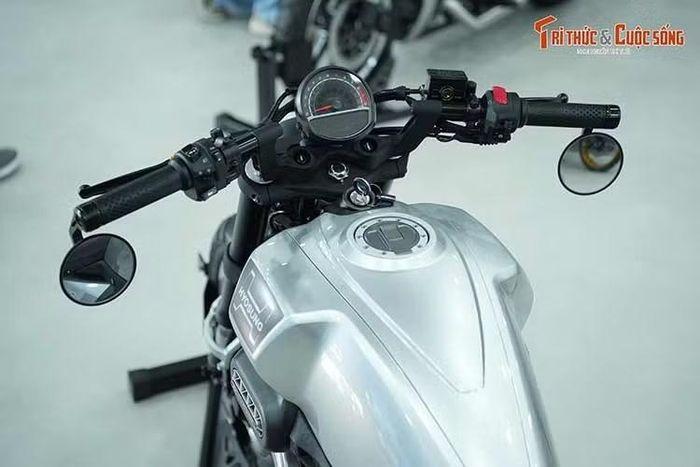 Ghi đông trên Hyosung GV350X thiên về phong cách thể thao, mang lại tư thế điều khiển hơi ngả về trước. Điểm nhấn là bình xăng dung tích 14 lít thiết kế cơ bắp, bên cạnh các chi tiết hoàn thiện trên động cơ theo hướng mạnh mẽ.