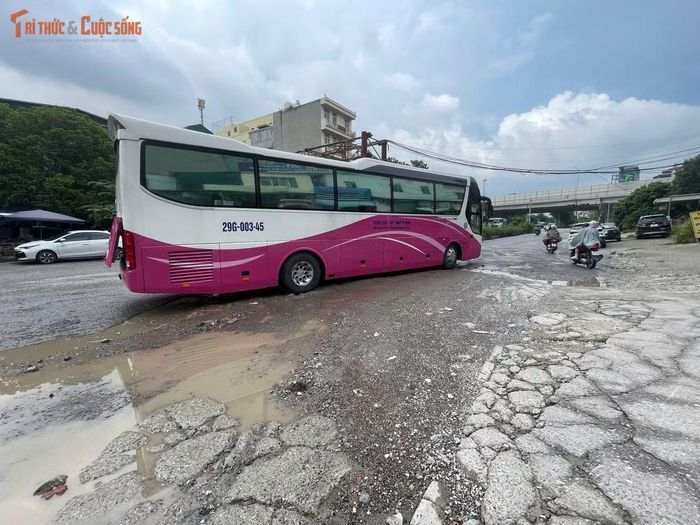 Để tránh các điểm xuống cấp, nhiều người điều khiển xe máy phải liên tục đánh lái hoặc đi sát mép đường. Vào giờ cao điểm, việc lưu thông qua tuyến đường trở nên khó khăn hơn do lượng phương tiện đông.