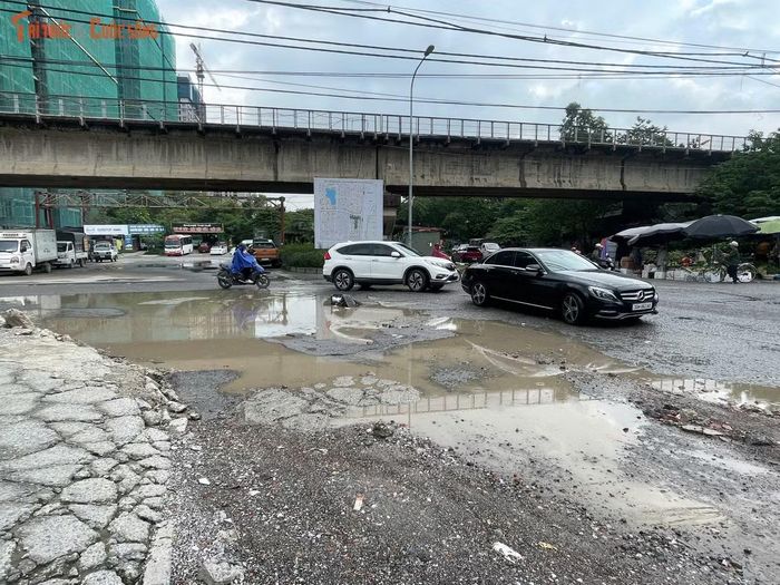 Đường Nguyễn Đình Tứ là tuyến kết nối từ khu vực phố Viên ra đường Phạm Văn Đồng. Tuyến đường có lưu lượng phương tiện khá lớn mỗi ngày, đặc biệt vào các khung giờ cao điểm khi nhiều người dân và sinh viên di chuyển qua khu vực.