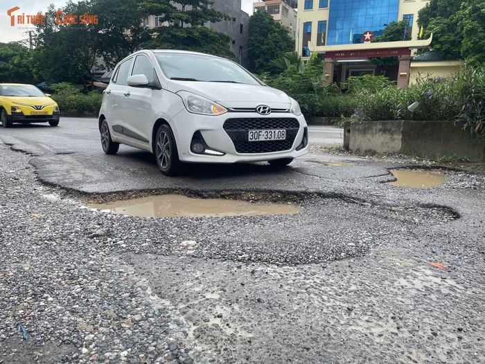 Lớp nhựa mặt đường bị phá vỡ thành từng mảng lớn, xuất hiện nhiều vết nứt kéo dài. Hiện trạng này cho thấy kết cấu mặt đường đã xuống cấp sau thời gian dài khai thác.