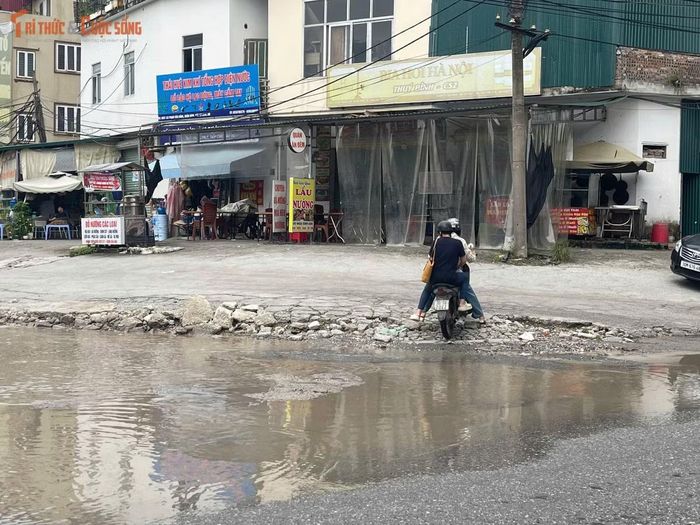 Là tuyến đường kết nối với trục Phạm Văn Đồng và khu vực Vành đai 3, đường Nguyễn Đình Tứ hiện vẫn tồn tại nhiều bất cập từ hạ tầng xuống cấp đến tình trạng lấn chiếm, tập kết rác. Người dân mong muốn tuyến đường sớm được sửa chữa, chỉnh trang để bảo đảm an toàn giao thông và cải thiện diện mạo đô thị.