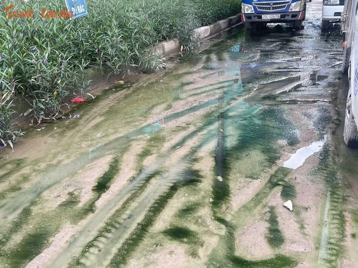 Bùn đất bám dày trên mặt đường và tồn đọng trong thời gian dài nhưng chưa được thu dọn. Khi gặp mưa, lớp bùn trở nên trơn trượt, gây nguy cơ té ngã đối với người điều khiển xe máy.